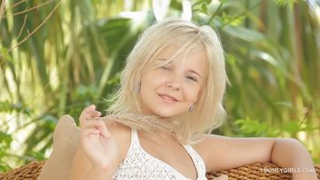 Прелестная блондиночка показывала класс в мастурбации