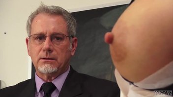 Распутный преподаватель охотно лупанул шикарную студентку