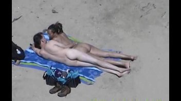 Подрочила мужику на пляже