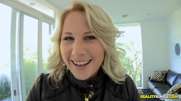 Зрелый папик любит трахать блондиночек в попу