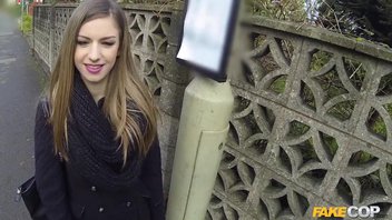 Мент трахает студенточку в анал по самые яйца