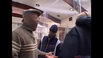 Кампания черных трахарей очень мощно белую сучку поимела