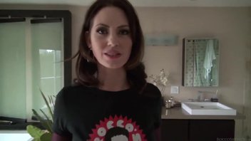 Телочка подставила рот и очковое отверстие под мощный дёр