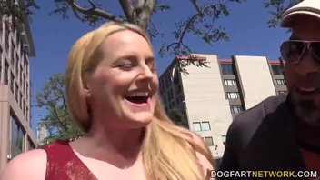 Блондинка сосет черные члены и трахается с черными мужиками в своей гостинной