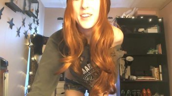 Великолепная, рыжая американская девушка танцует перед веб-камерой в своей маленькой спальне