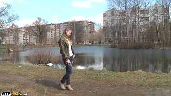 Молодая девушка встретилась с парнем на улице, и занялась с ним сексом в его квартире