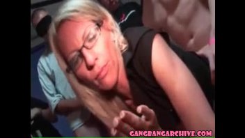 Муж наблюдает за еблей жены в гостинной