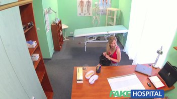 Стройная блондинка кричит от удовольствия в кабинете врача