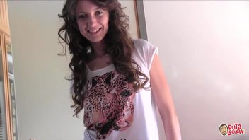 Симпатичная брюнетка и блондинка имеют сладкий секс с одним парнем в спальне