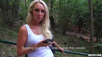 Молодая блондинка раздевается и отдается на природе за деньги