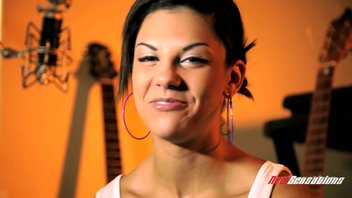 В два ствола наяривают татуированую девку