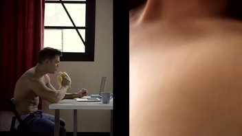 Парень и его темноволосая подруга в очках занимались страстным сексом всю ночь