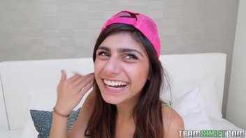 Милашка с большими сиськами Миа Халифа любит сношаться с черным парнем