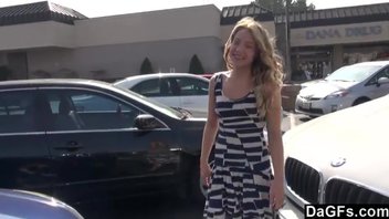 Сладкая блондинка занимается сексом с бойфрендом в машине
