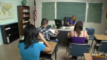 Бренда Джеймс в качестве профессора занимается сексом со студентом в первый рабочий день