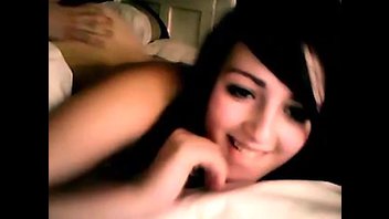 Молодая брюнетка поздно ночью принимает с зади перед веб-камерой