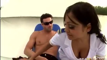 Богатый чувак выебал грудастую шлюху на яхте