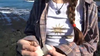 Сладкая брюнетка с длинными волосами имеет случайные половые отношения в отпуске