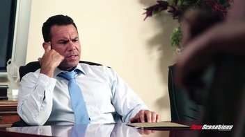 Черная девушка имеет секс в офисе