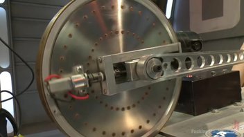 Рыжеволосая девушка испытывает машину для траха