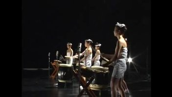 Японки жгут под барабаны.