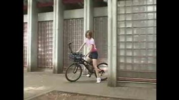 Японское чудо. Велосипед с фаллоимитатором.