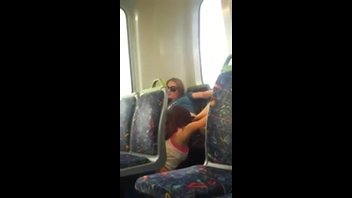 Реально развлекаются в автобусе.