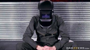 Блондинка обслужила могучий член ртом и анусом.