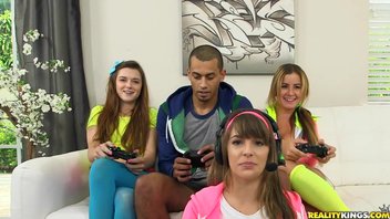 Три подруги поиграли на интерес и получили 