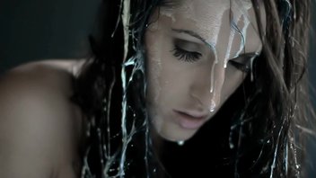 Брюнетка с шикарным телом принимает молочную ванну