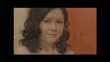 Соло молодой красавицы на кровати