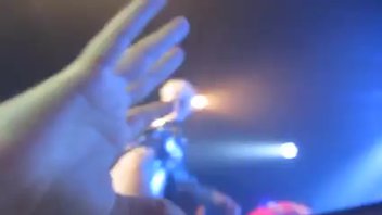 Поклонники и фанаты трогают Майли на выступлении