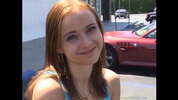 Татуированная малышка резвится с бойфрендом в микроавтобусе.