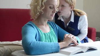 Две блондинки на красном диване