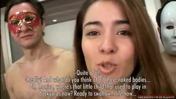 Сладкая малышка имеет групповой секс с местными парнями