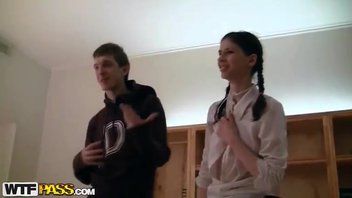 Грязно мыслящие студентки имеют групповой секс с незнакомыми парнями вместо подготовки к экзаменам