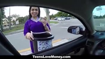 Горячая брюнетка хочет трахаться, и она будет это делать даже в машине