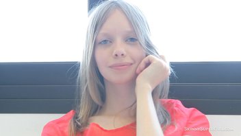 Милашка ласкает киску и получает сумашедшие оргазм.