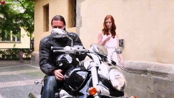 Рыженькая милашка развлекается с байкером.