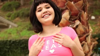 Красотка Yhivi позирует и играет с членом до семяизвержения.