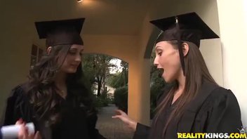 Розовая вечеринка после выпускного.