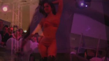 Шоу с полным обножением.