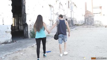 Парень с большим хуем смачно поимел красотку