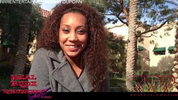 Черная девка с кудрявыми волосами трахается перед камерой