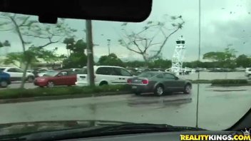 Пикап длинноногой красотки с финалом на груди