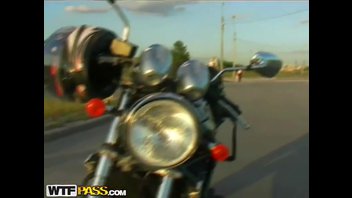 Великолепная девушка с темными волосами трахается с парнем на улице