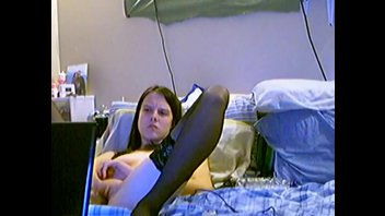 Играет с киской на веб-камеру в чате.