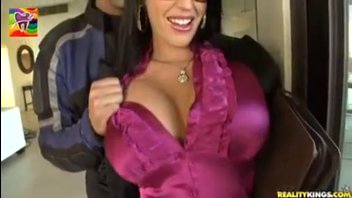 Фигуристая блядь с черными волосами