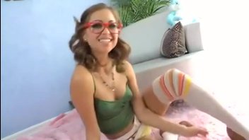 Райли Рид развлекается с другом.