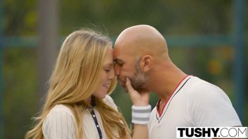 Симпатичная блондинка любит теннис и анальный секс